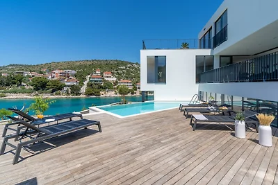 Luxus Villa Roots mit Pool