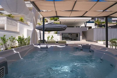 NEW! Villa Siete