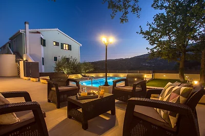 Villa Skura mit beheiztem Pool