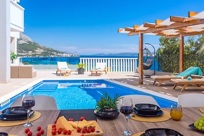Villa Matan- Pool mit Meerblick