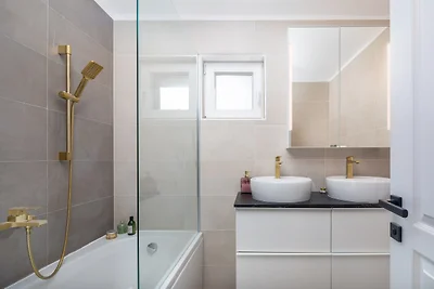 Ein eigenes Badezimmer mit luxuriöser Badewanne Ein eigenes Badezimmer mit luxuriöser Badewanne