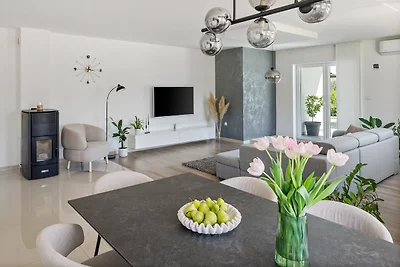 NEW! Villa Green Escape