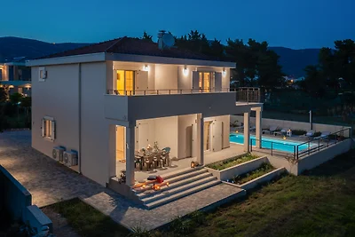 Der Außenbereich ist ideal für Familien und verfügt über einen Spielplatz für die Kleinen mit Trampolin, Rutsche und Bad Der Außenbereich ist ideal für Familien und verfügt über einen Spielplatz für die Kleinen mit Trampolin, Rutsche und Bad