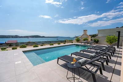 Beachfront Villa Luminara