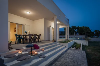 Genießen Sie Ihre Mahlzeiten am Esstisch oder gehen Sie für eine malerischere Atmosphäre nach draußen in den Essbereich Genießen Sie Ihre Mahlzeiten am Esstisch oder gehen Sie für eine malerischere Atmosphäre nach draußen in den Essbereich