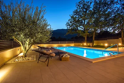 Villa Skura mit beheiztem Pool