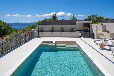 NEW Hillside Villa Paradise