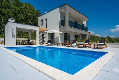 NEW! 3-bedroom villa Pera with heated pool, 7km from beach