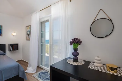 Elegant gestaltete Schlafzimmer, jedes strahlt Komfort und Stil aus Elegant gestaltete Schlafzimmer, jedes strahlt Komfort und Stil aus