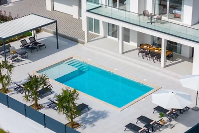 NEW Villa Carmen with 5 en-suite bedrooms, 48 sqm pool, 8km from sea