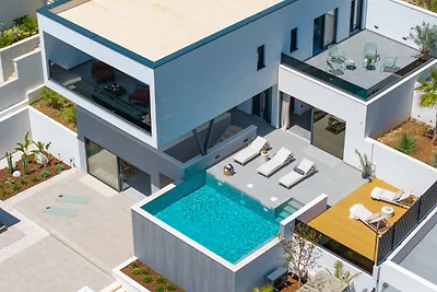 NEW! Villa Siete