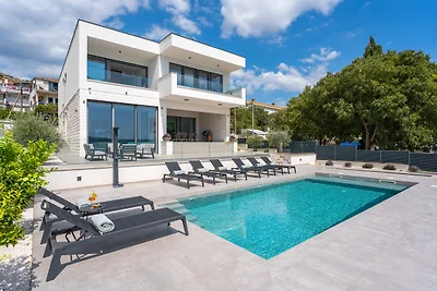 Beachfront Villa Luminara