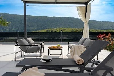 NEW Villa Carmen with 5 en-suite bedrooms, 48 sqm pool, 8km from sea