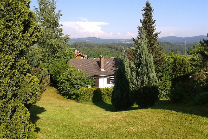 Panoramablick über die Hausrückseite und Garten zur Arber-Region