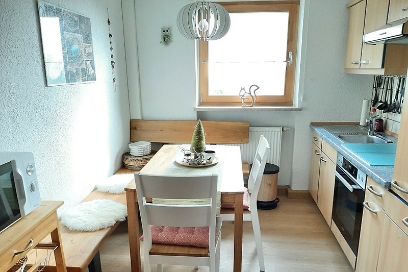 Moderne, zum Wohnzimmer hin offene Küche mit Morgensonne