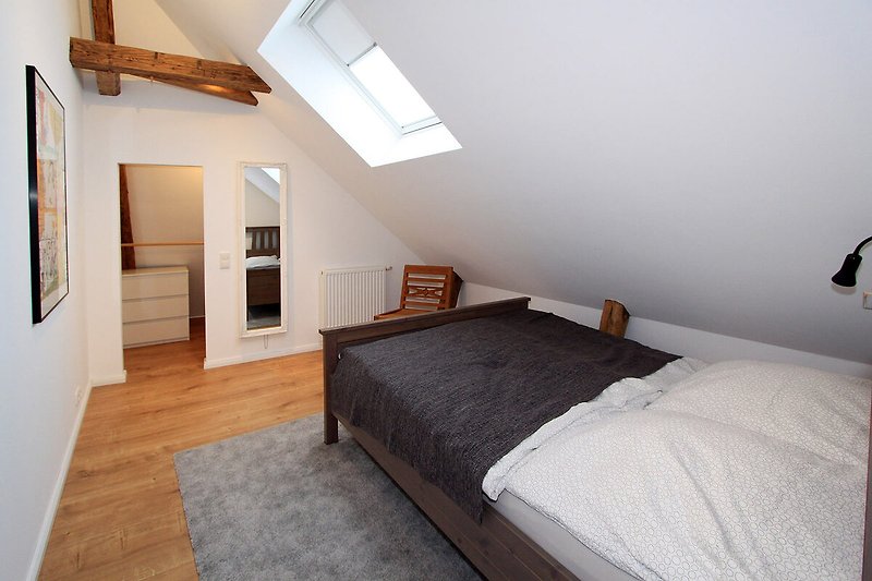 Schlafzimmer mit Doppelbett 140 x 200, Dachfenster mit elektrischer Aussenjalousie & begehbarem Kleiderschrank