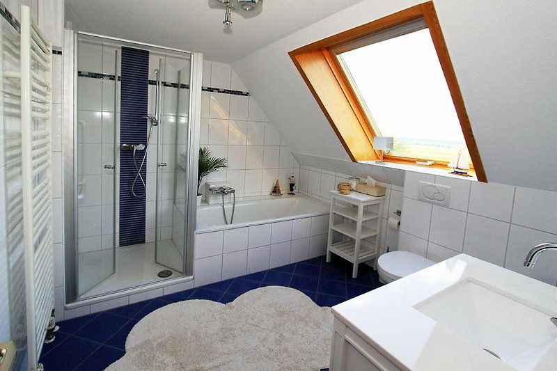 Badezimmer mit Wanne, Dusche und Ostseeblick