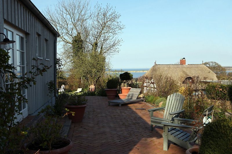Terrasse mit Ostseeblick und Gartenmöbeln