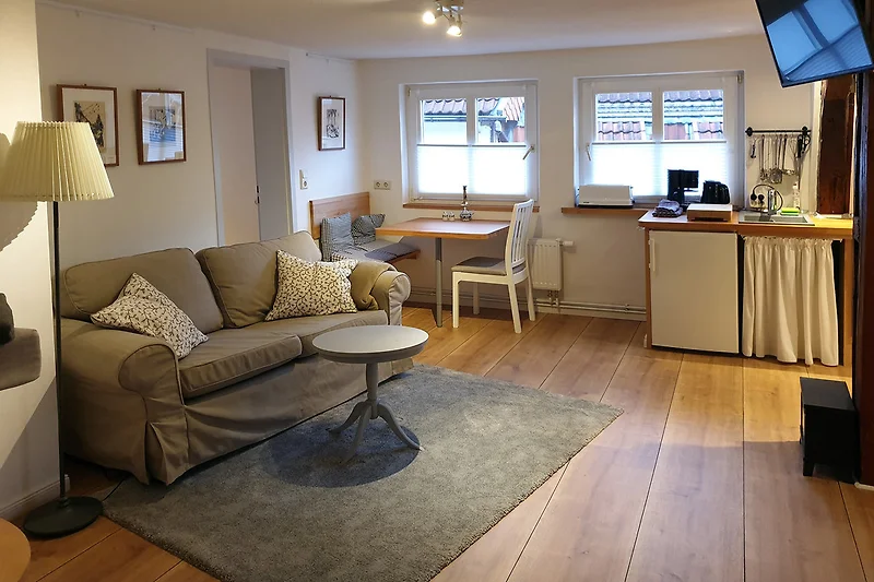 Das Wohnzimmer mit Esstisch und Küchenzeile