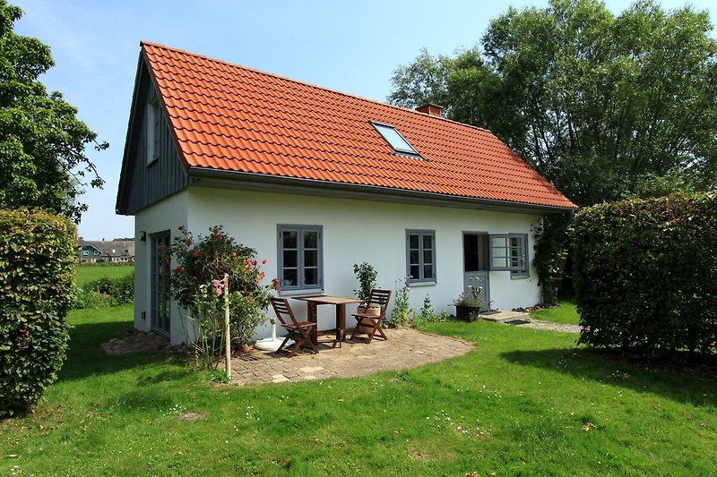 Charmantes Landhaus mit gepflegtem Garten und zwei Terrassen.