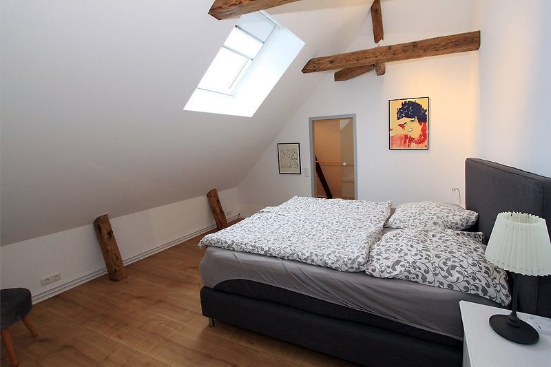 Schlafzimmer mit Doppelbett 140 x 200, Dachfenster mit elektrischer Aussenjalousie & begehbarem Kleiderschrank