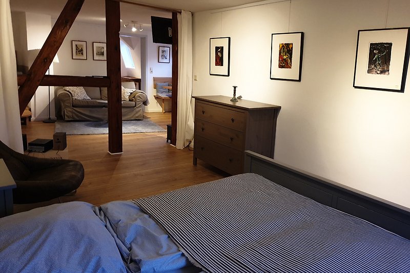 Schlafzimmer mit Doppelbett 180 x 200, Kommode, Schrank, Sessel & TV