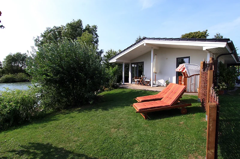 Ferienhaus Am Teich mit garten Terrasse und Teichblick