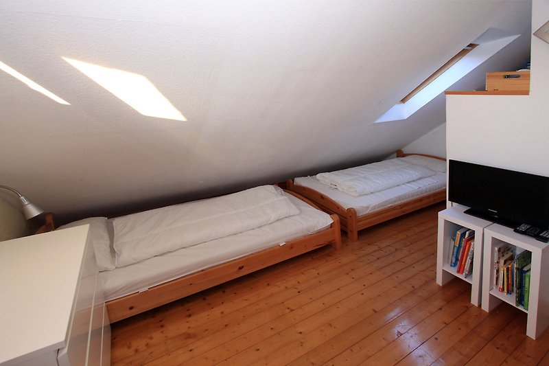 Schlafzimmer mit 2 Einzelbetten, SAT-TV, Sessel, Tisch und Kommode