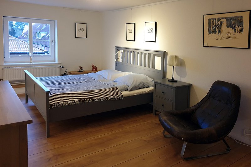 Schlafzimmer mit Doppelbett 180 x 200, Kommode, Schrank, Sessel & TV