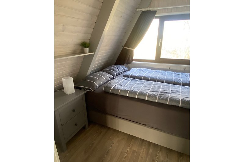 kleines Doppelbett im kleinen Schlafzimmer 