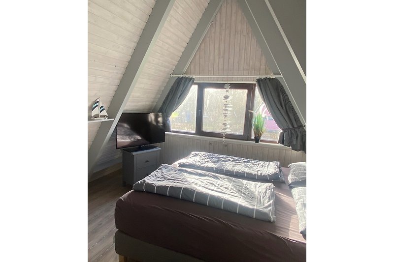 großes Doppelbett im großen Schlafzimmer 