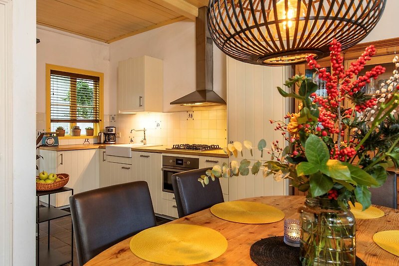 Moderne Küche mit stilvoller Beleuchtung und Holzmöbeln.
