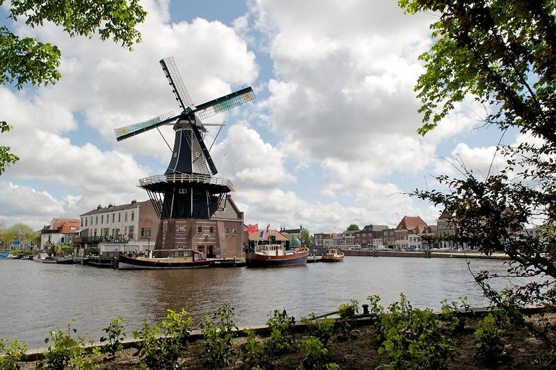 Haarlem: Wussten Sie, dass Haarlem befindet sich nur eine 10-minütige Bahnfahrt vom Bahnhof Zandvoort?