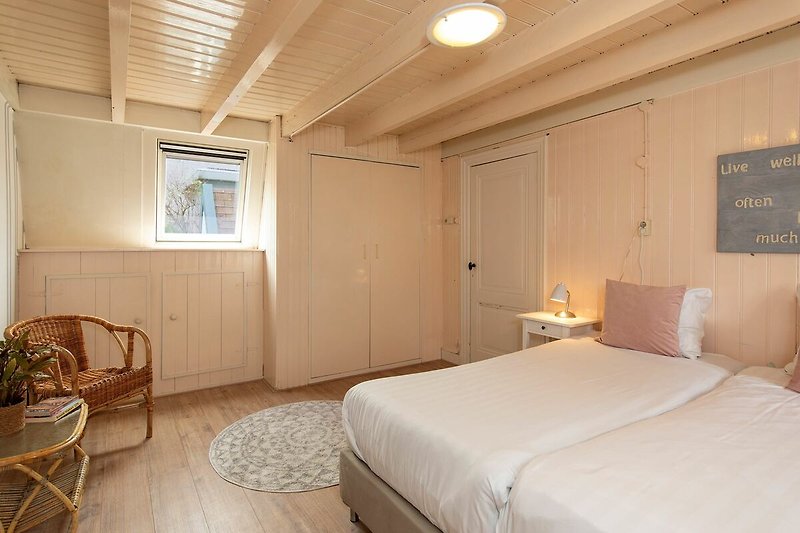 Modernes Schlafzimmer mit stilvollen Möbeln und Pflanzen. Gemütliche Atmosphäre mit elegantem Design.