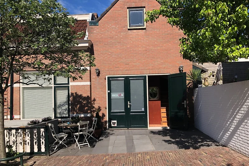 Die Fassade + Terrasse  + kostenlose Parkplätze