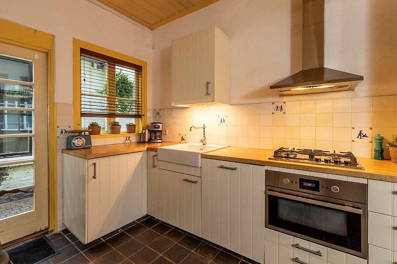 Moderne Küche mit Holzakzenten, Fenster und Granitarbeitsplatte.