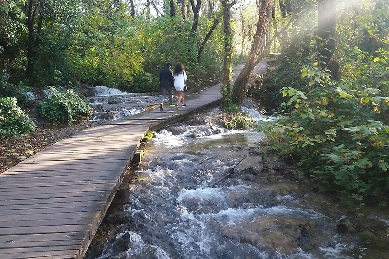 Krka-Wasserfälle / Spazieren  zu den Wasserfällen