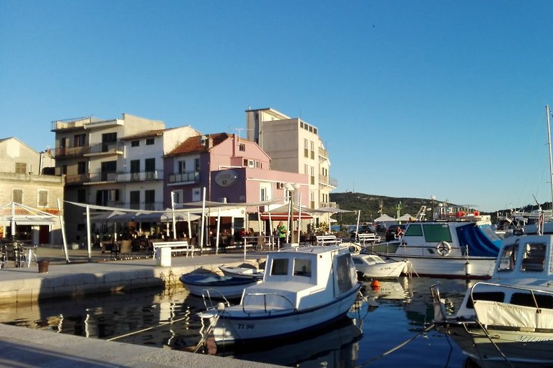 Pirovac-Cafes und Boote