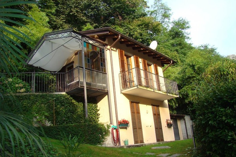 Blick von der Seite aufs Haus