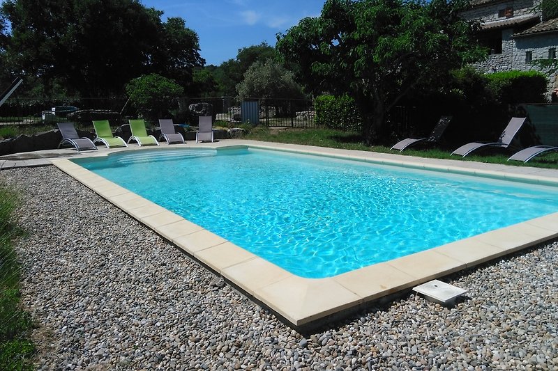 Poolbereich mit 210 m² Fläche ink. Sonnenterrasse.