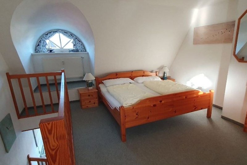 Schlafbereich unter dem Reetdach, Teilansicht links, Doppelbett