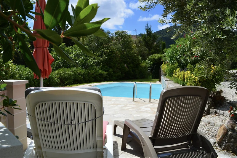 Am Pool.
