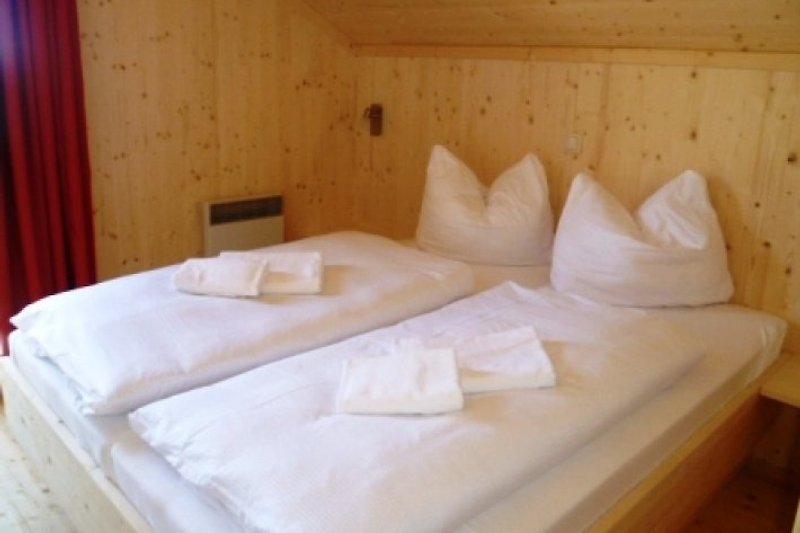 2 Schlafzimmer mit Doppelbett
