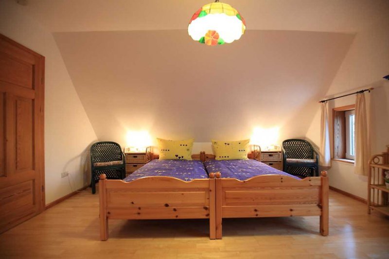 Schlafzimmer mit zusammengestellten Betten