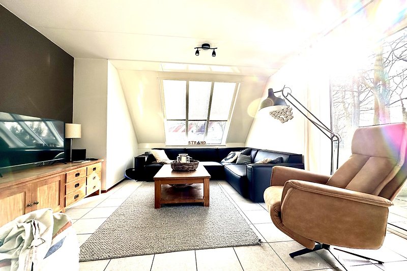 Moderne Wohnzimmer mit TV und bequemer Couch. Gemütliche Atmosphäre mit stilvoller Einrichtung.
