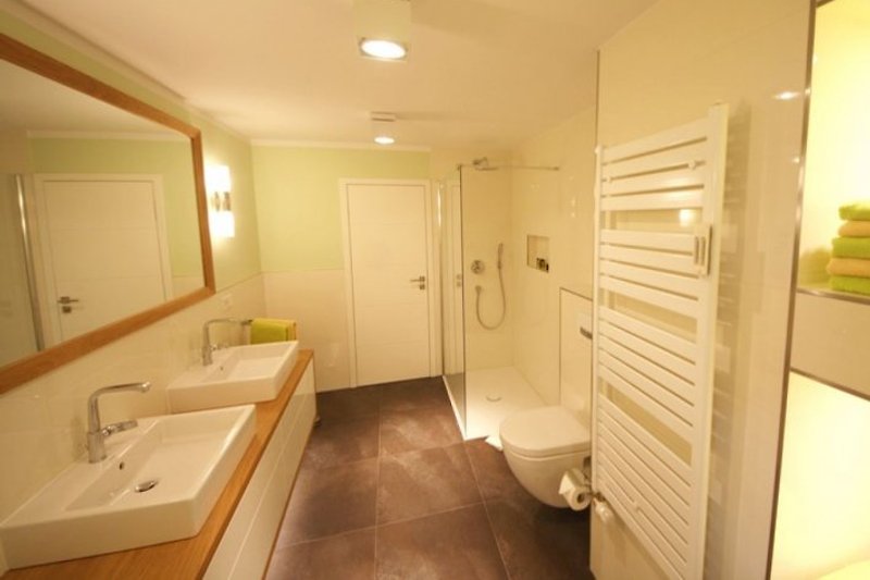 Großes Badezimmer mit Fußbodenheizung
