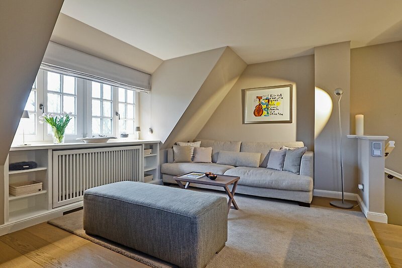 Gemütliches Wohnzimmer mit stilvollem Interieur und bequemem Sofa