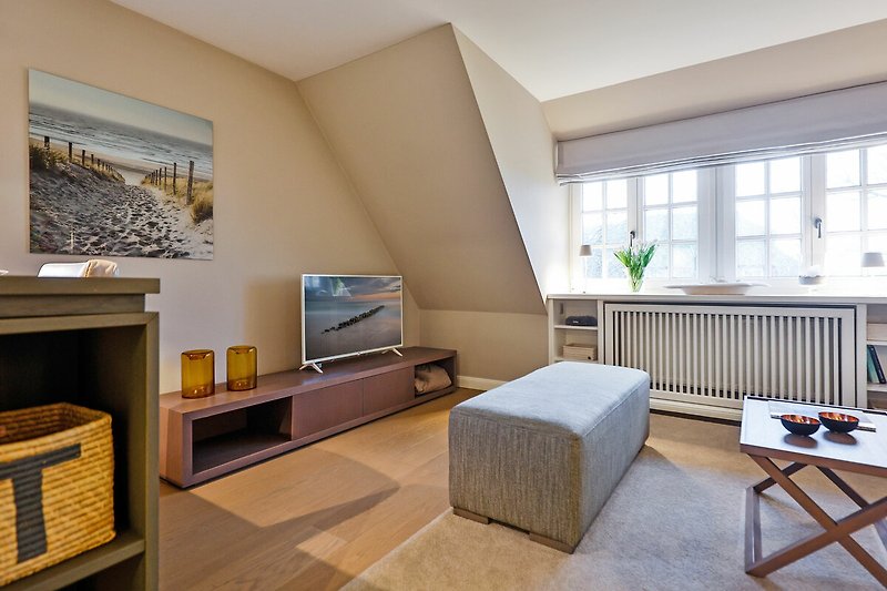 Komfortables Wohnzimmer mit Fernseher