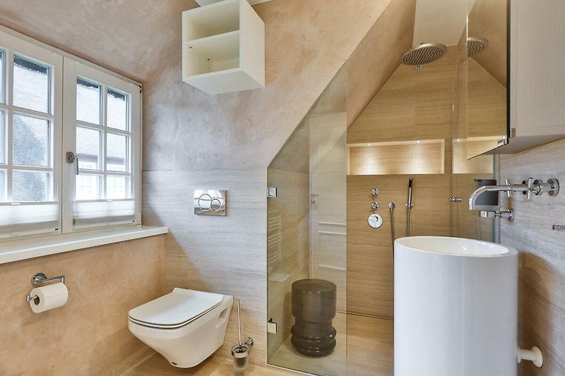 Badezimmer mit stilvollem Interieur
