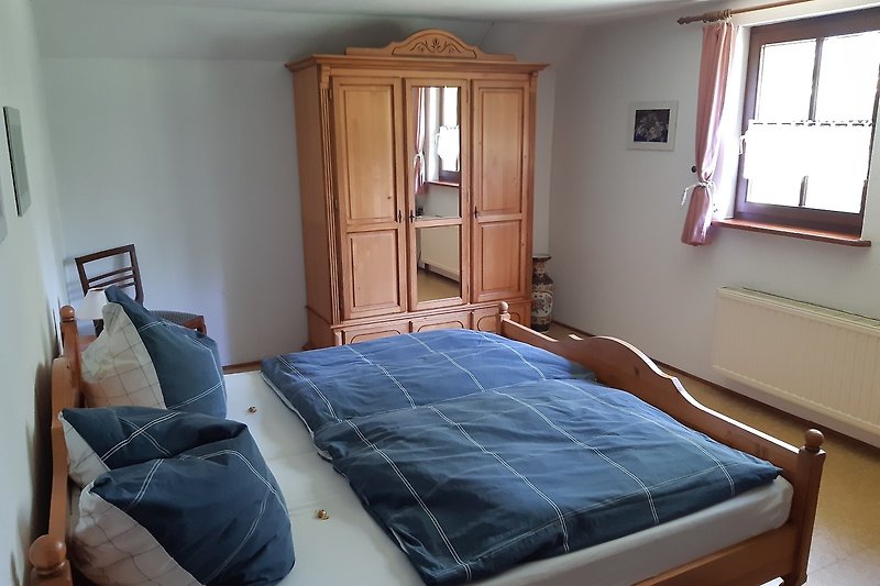 Gemütliches Schlafzimmer mit Holzmöbeln